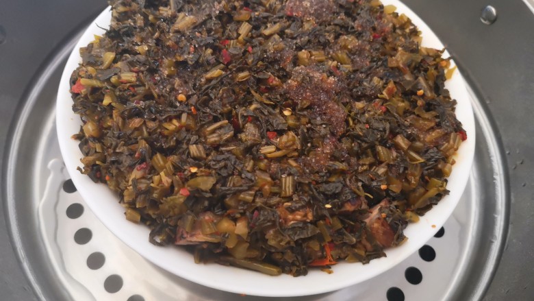 滇味~千张肉,将调味后的酸菜肉,放入蒸锅中大火烧开,然后改小火蒸制2个小时