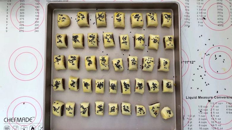 红豆沙小小酥,12、放入烤盘中,依次刷上一层薄薄的蛋黄液,再撒上黑芝麻。