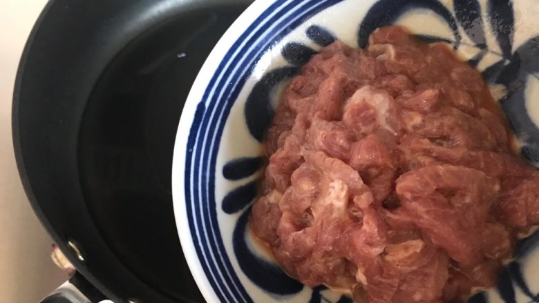 韭黄豆干炒肉丝,待锅内油七分热时下猪肉