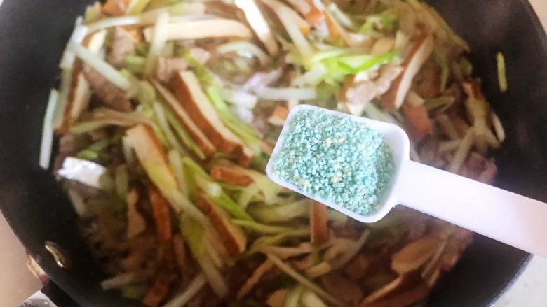 韭黄豆干炒肉丝,加一小勺蔬之鲜(鸡精),翻炒均匀,即可