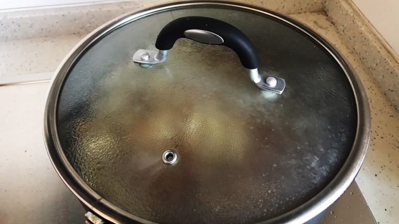 韭黄豆干炒肉丝,盖上锅盖,转小火焖煮2分钟
