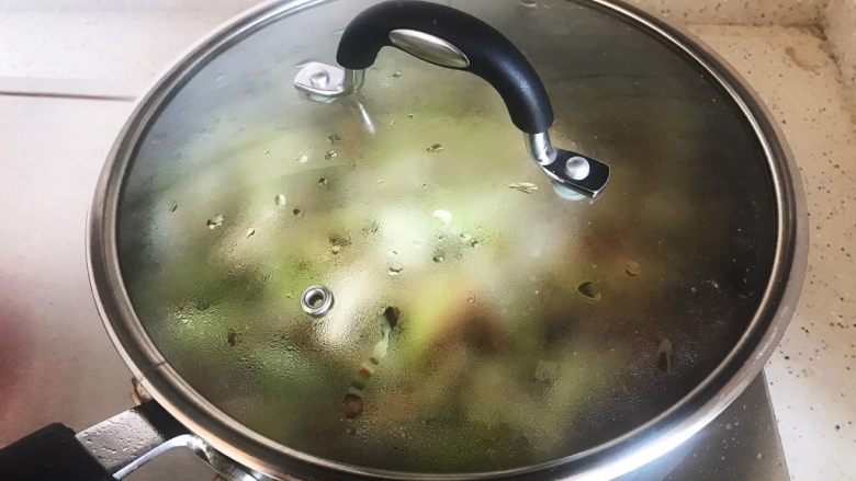 韭黄豆干炒肉丝,盖上锅盖,焖煮30秒