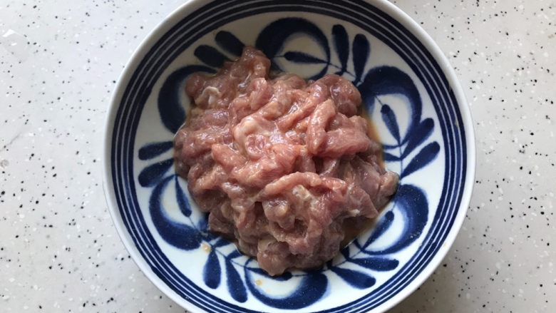 韭黄豆干炒肉丝,猪肉洗净之后切成丝,加适量料酒,生抽,淀粉,一丢丢细砂糖,几滴食用油,抓均匀,腌制,备用