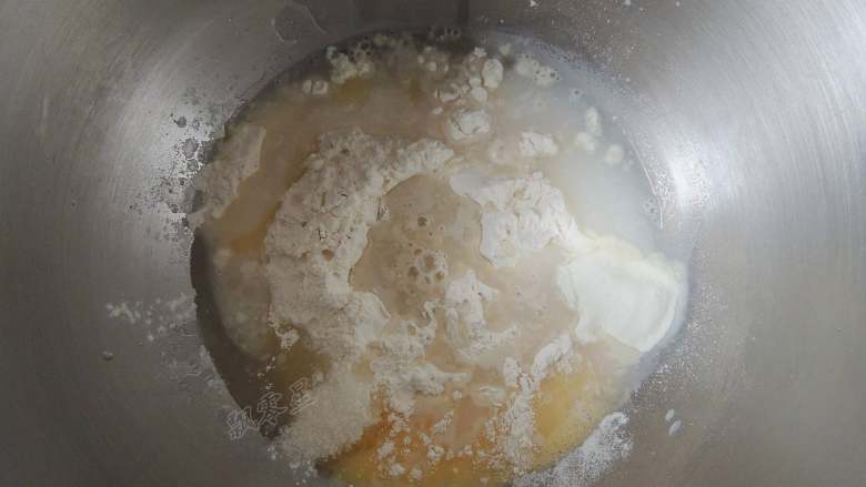 芝麻葱花面包,然后倒入100ml清水。水的量要根据面粉的吸湿性来调整,先预留出15g左右不放,最后根据面团的状态来决定是否添加。