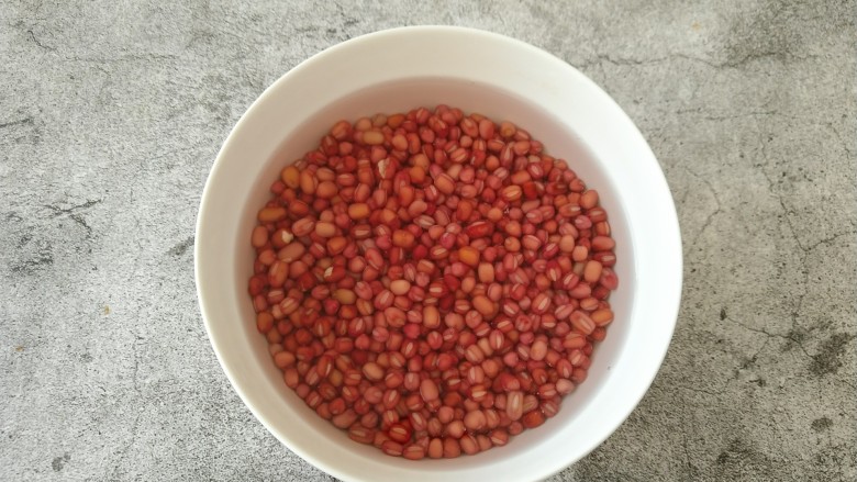 自制红豆沙,浸泡完后的红豆用清水冲洗3-4遍。