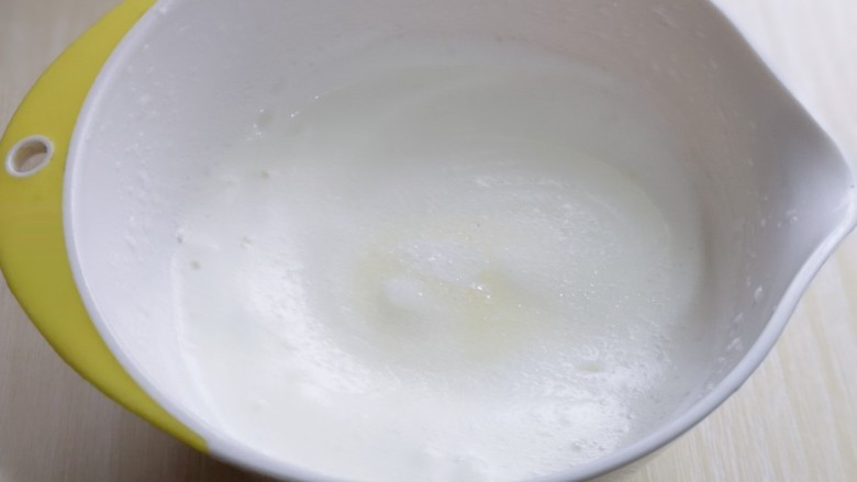圣诞老人可可草莓杯子蛋糕,蛋清泡消失,细腻时再加入三分之一的糖,继续打发。