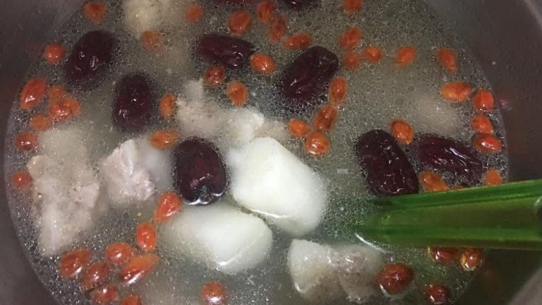 山药排骨汤,待电锅跳起,开15分种,再移至瓦斯烟上,开火煮滾,加入盐、味素(亦可不加)、<a style='color:red;display:inline-block;' href='/shicai/ 4367'>米酒</a>,枸杞,煮滾后即可熄火。
