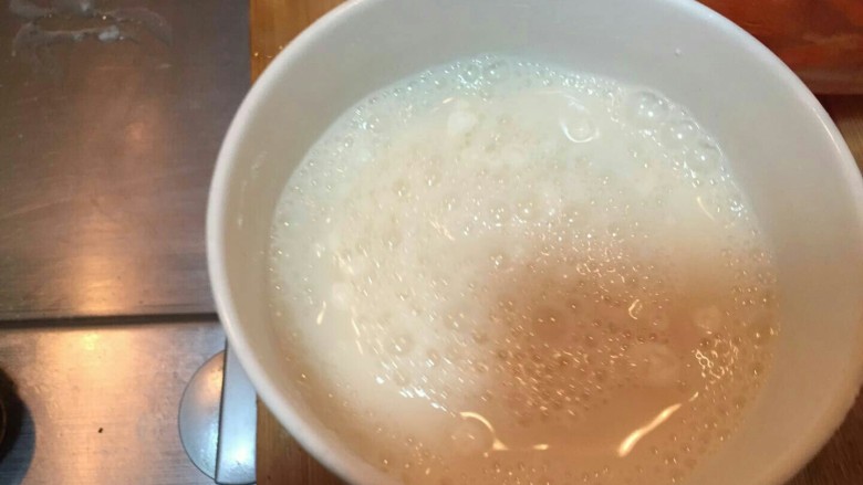 胡萝卜土豆泥饼——宝宝最爱,把调好的面糊倒入,胡萝卜土豆丝中。