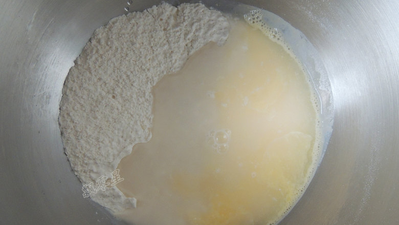 砂糖麻花面包,将所有干性材料混合搅拌均匀,然后加入所有的湿性材料。水不要一次性加入,预留10g,根据面团的状态决定是否添加。