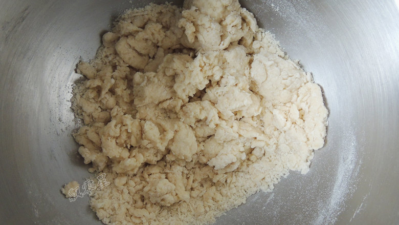 砂糖麻花面包,先用筷子将所有材料搅拌成絮状,启动机器后面粉就不会飞出来了。