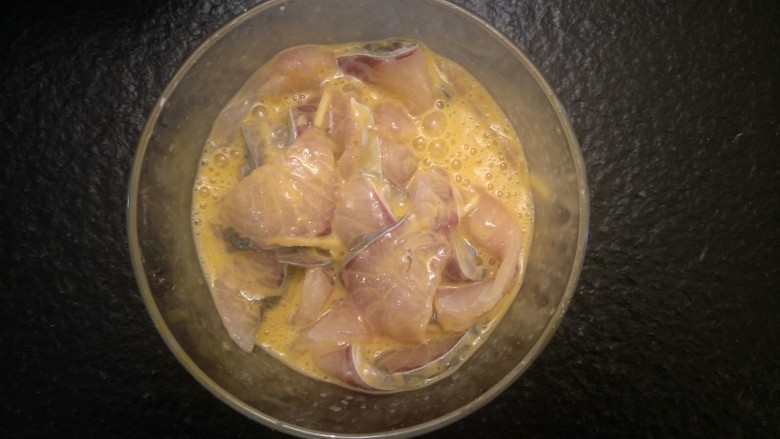 生菜鱼片粥,搅拌均匀,腌制一个小时