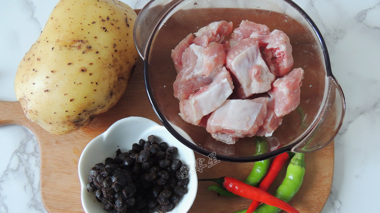 豆豉土豆蒸排骨,准备好所有的食材。