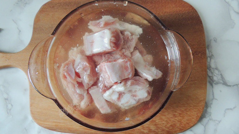 豆豉土豆蒸排骨,<a style='color:red;display:inline-block;' href='/shicai/ 10235'>猪肋排</a>剁成小段,装入碗中,放入清水,浸泡一个小时左右。中间要换水,将排骨中的血水泡出来。