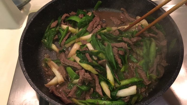 蒜末炒牛肉丝,也是快炒,到蒜青熟透即可