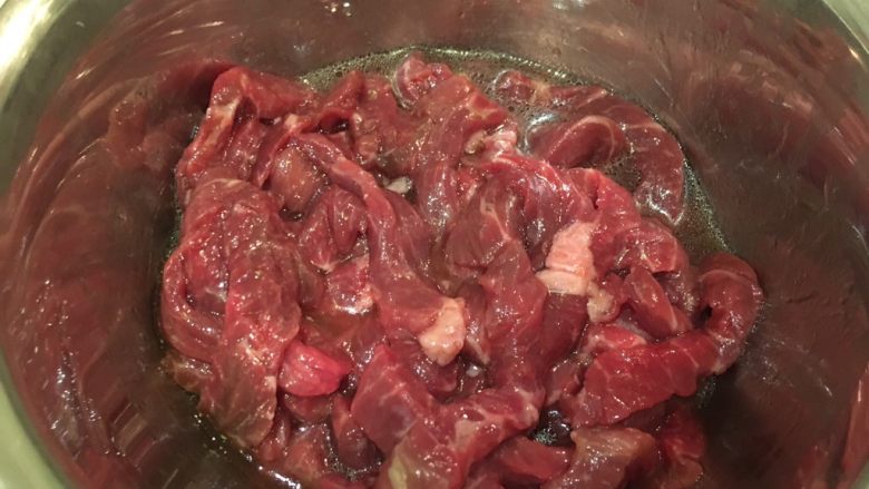 蒜末炒牛肉丝,搅拌均匀,像做饺子馅一样的打水,然后静置15分钟,让牛肉丝吸饱腌料