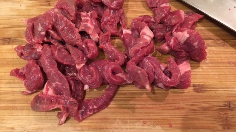 蒜末炒牛肉丝,切条状,建议不要切太细