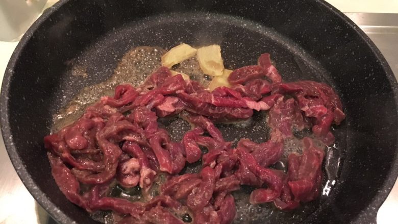 蒜末炒牛肉丝,加入牛肉丝大火快炒