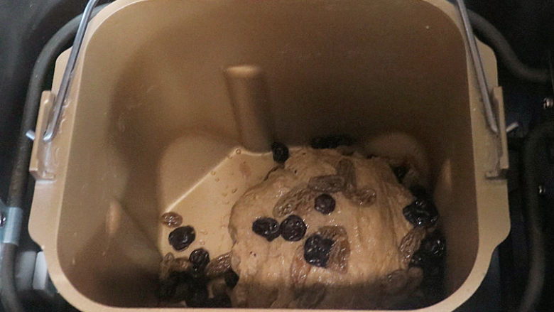 无蛋无油健康版面包【红糖麦香欧包】,配料加入面包机桶内,再揉5分钟左右,材料分布均匀即可