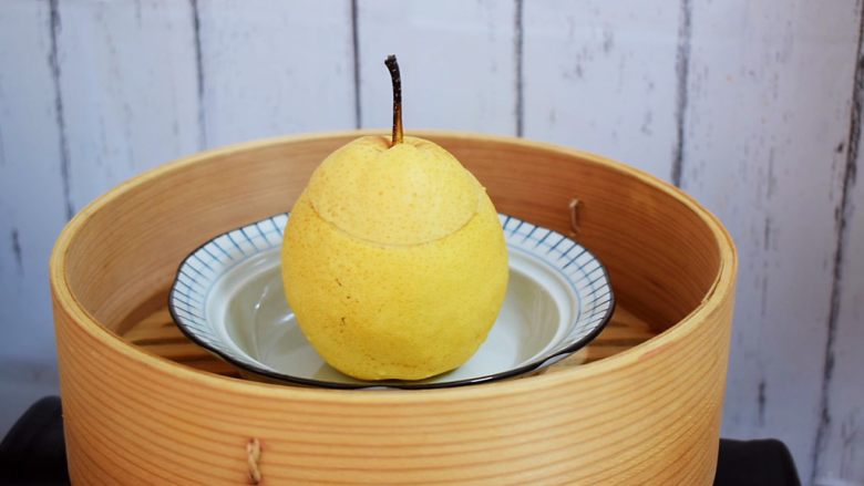 冰糖雪梨银耳,锅中烧开水,水开后把雪梨放入锅中转小火蒸40分钟