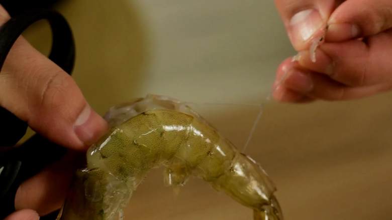 蒜蓉粉丝开背虾—简简单单一道硬菜上桌,对虾剪去虾足和虾须,剪开虾背(剪的深一些),挑出虾线。