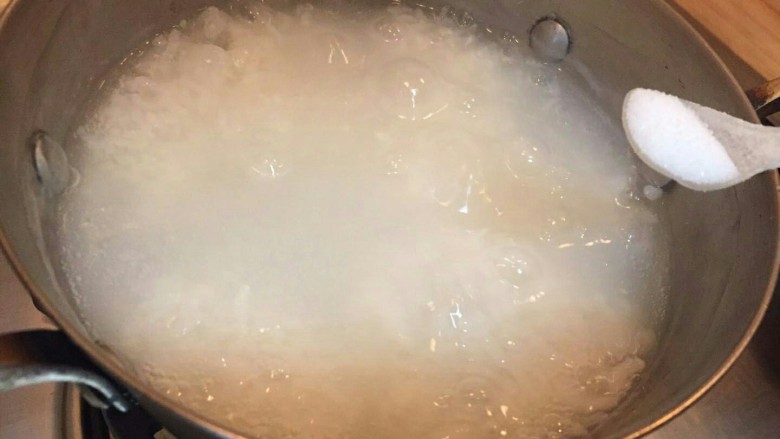 生菜鱼片粥,等粥煮粘稠了,加一小勺盐。