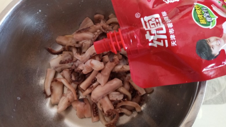 辣酱烤鱿鱼,加<a style='color:red;display:inline-block;' href='/shicai/ 814'>蒜蓉辣酱</a>拌匀