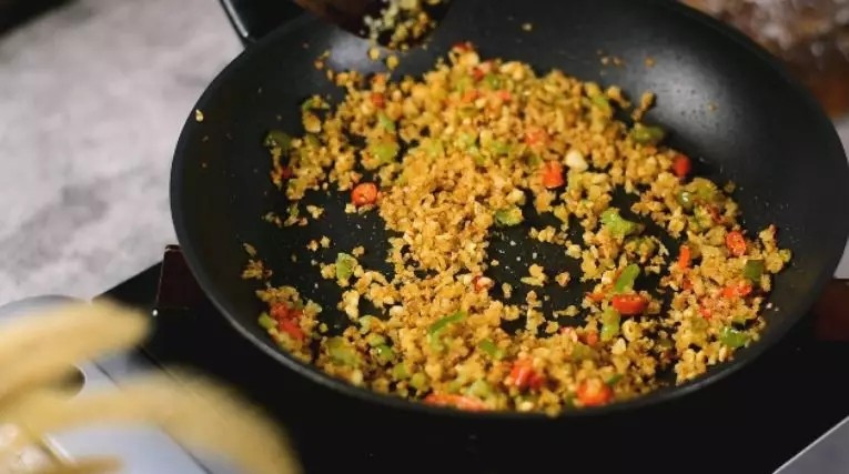 皮皮虾,我们走!过气网红竟然还能这样做,太鲜美了,再下面包糠,炒至金黄色