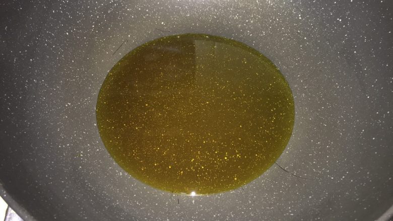 香辣虾,另起锅,锅内倒油加热