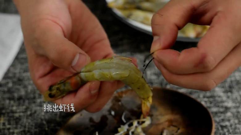 油焖大虾好吃也好做,红红火火的颜色也吉祥,虾剪去虾须、剪开背、挑出虾线。
锅内倒油,烧至8成热,虾煎至变色盛出。