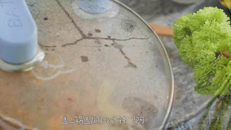 油焖大虾好吃也好做,红红火火的颜色也吉祥,盖上锅盖焖1~2分钟,即可。