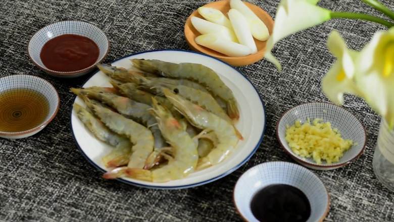 油焖大虾好吃也好做,红红火火的颜色也吉祥,『食材』
虾/蒜末/葱段
番茄酱/糖/料酒/蚝油