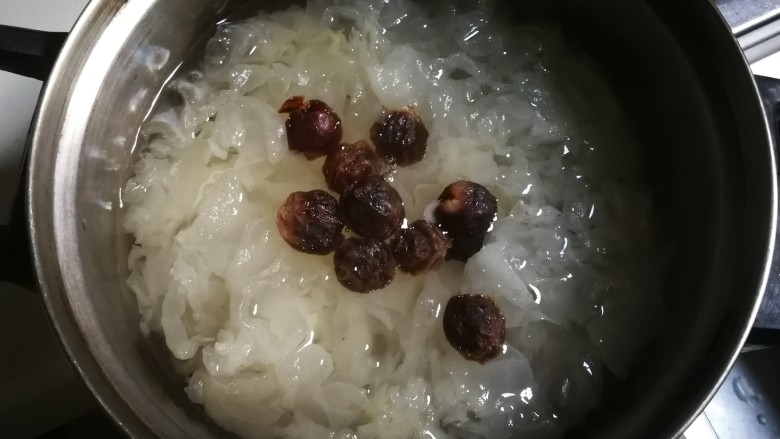 枸杞红枣银耳汤,炖至银耳发软,开始有胶质时候放入桂圆炖二十分钟