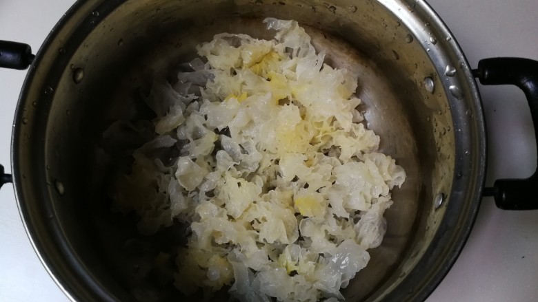 枸杞红枣银耳汤,剪去根部,撕成小块,放入清水烧开,转小火炖