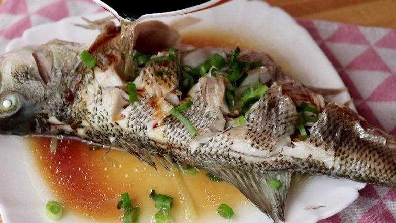 #年年有余#清蒸鲈鱼,热油快速淋在鱼身上,即可食用了