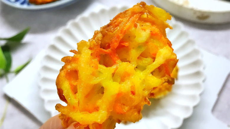 萝卜丝饼,喷香酥脆,味道鲜美,做法简单的炸萝卜丝饼。