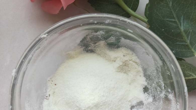 宝宝辅食----超级简单又好吃的酸奶球 ,碗中倒入适量的奶粉,酸奶团搓成大小均匀的球球