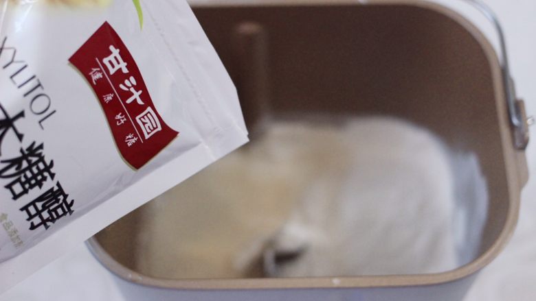 萌猪花样小馒头,称重的面粉里加入清水和<a style='color:red;display:inline-block;' href='/shicai/ 731'>酵母</a>,再加入木糖醇。
