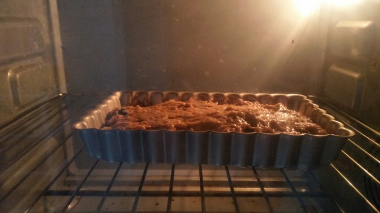 蓝莓红糖糕,放入预热好的140度烤箱烤40分钟,烤箱温度根据自家的调节。