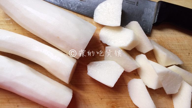 山药黑木耳蹄胖汤,切成滚刀块,备用