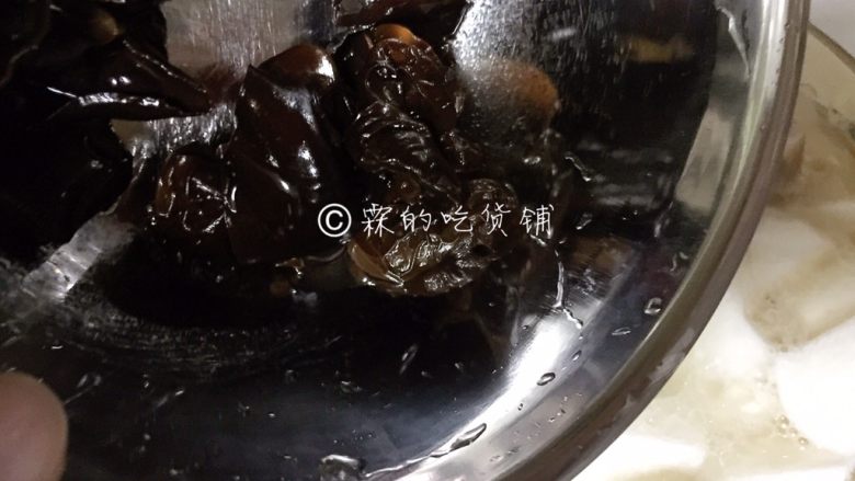 山药黑木耳蹄胖汤,黑木耳,再盖上盖子炖到山药熟了,放盐