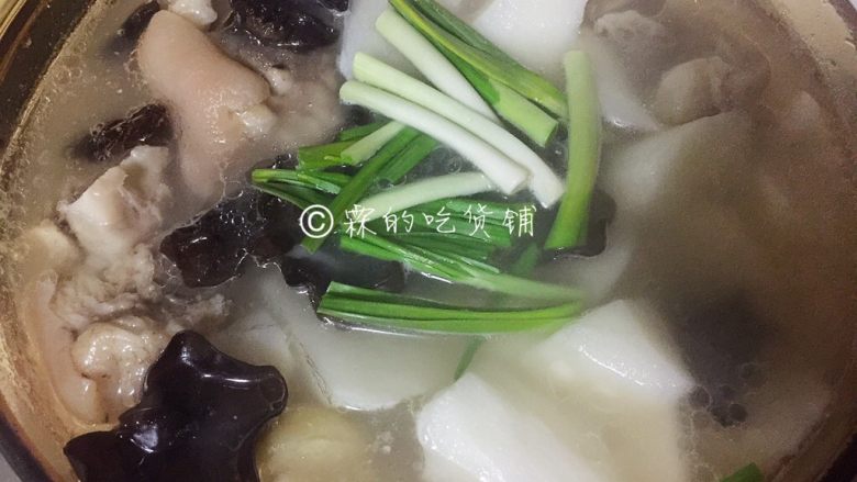 山药黑木耳蹄胖汤,撒上一把<a style='color:red;display:inline-block;' href='/shicai/ 138'>大葱</a>,再烧个20秒左右等香味出来,关火
