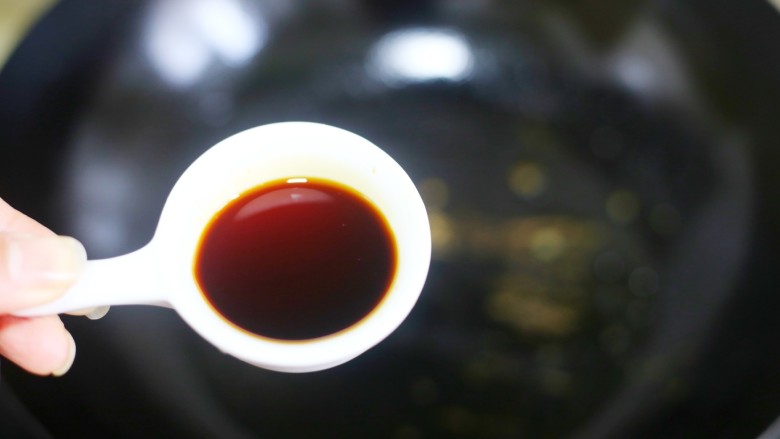 简单易做的剁椒蒸萝卜,热锅热油,加入生抽,醋,萝卜汤。可根据自己喜好调节味道和用量。