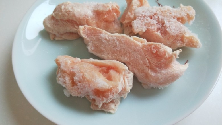 新文美食 麻辣鸡丁,<a style='color:red;display:inline-block;' href='/shicai/ 101'>鸡胸肉</a>提前解冻。