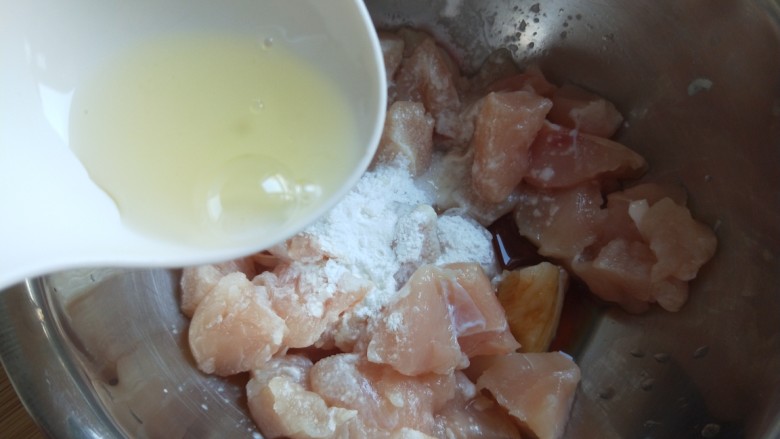 新文美食 麻辣鸡丁,加入<a style='color:red;display:inline-block;' href='/shicai/ 718'>料酒</a>,淀粉,盐。蛋青。