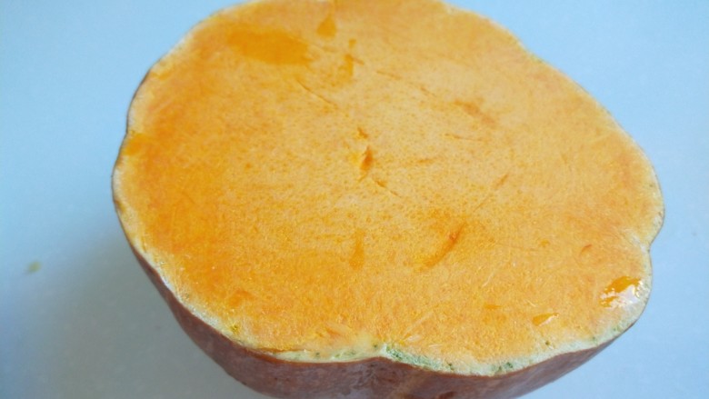 土豆熬金瓜 新文美食,<a style='color:red;display:inline-block;' href='/shicai/ 53'>南瓜</a>一块去皮洗干净