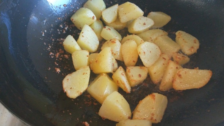土豆熬金瓜 新文美食,干煸土豆7成熟。