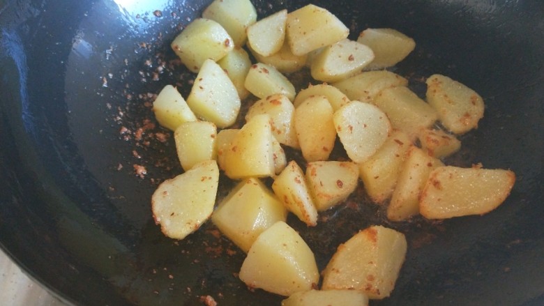 土豆熬金瓜  新文美食,干煸土豆7成熟。