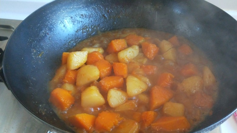 土豆熬金瓜 新文美食,土豆熬制软糯汤浓稠加入<a style='color:red;display:inline-block;' href='/shicai/ 756'>鸡精</a>,即可关火。