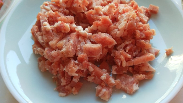 肉末炒泡菜 新文美食,猪肉馅200克。