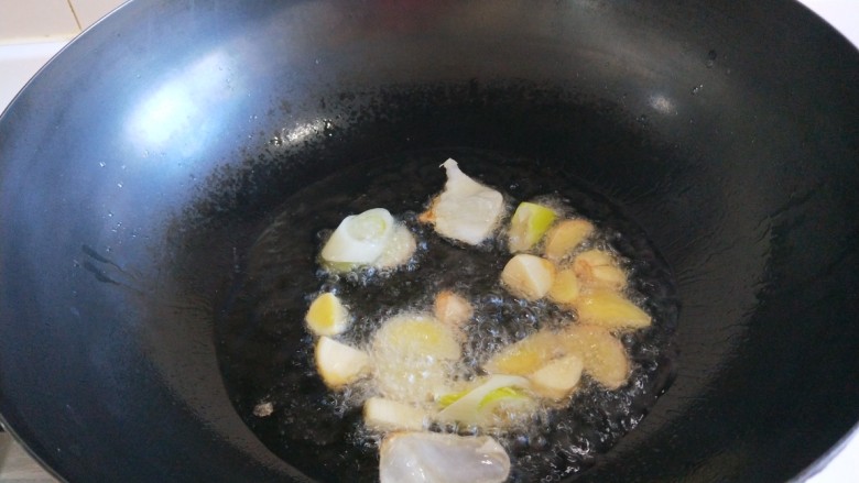 肉末炒泡菜 新文美食,放入葱姜蒜炒香。